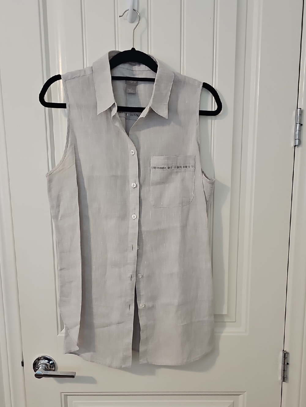 Chico's Sleeveless Button-Down Shirt in Light Beige/Cream
